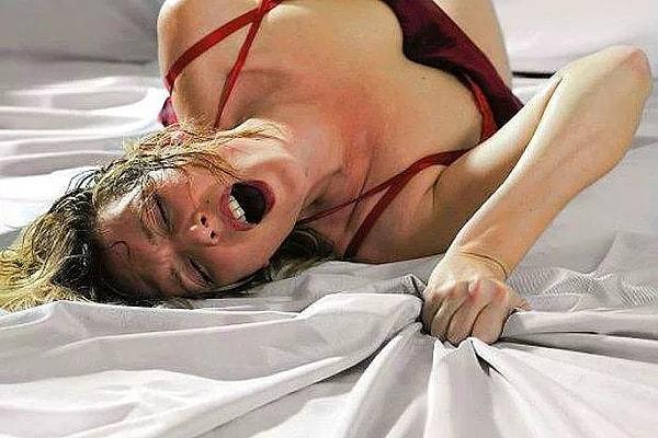 8. Pelvik bölgedeki kan akışı nedeniyle kadınlar, regl döneminden hemen öncesinde veya bu süreçte daha kolay orgazm olurlar.