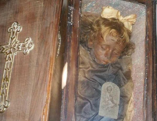 Palermo'nun Capuchin Yeraltı Mezarları'nda 8.000'den fazla ceset var ve bunlardan 163 tanesi çocuk.
