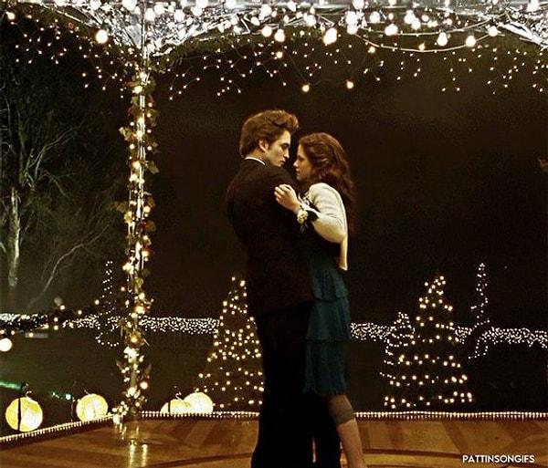 11. Edward ve Bella'nın balo dans sahnesinde çalan şarkının adı nedir?