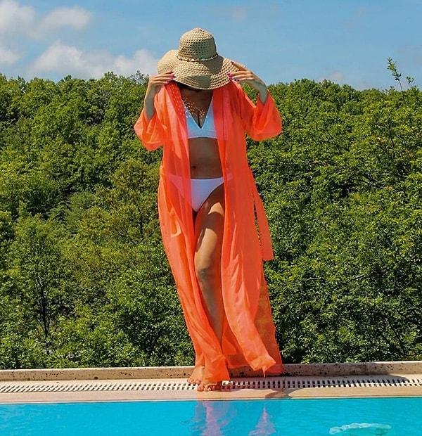 3. Neon turuncu kimona bikini ve mini kombinlerle efsane oluyor.