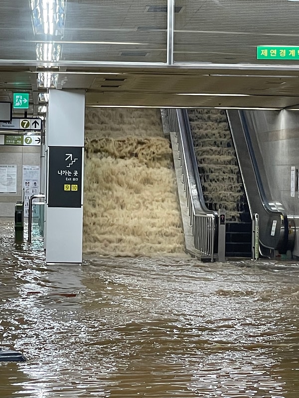 6. Çıkışı tamamen sel suları ile kapanmış bir metro istasyonu...