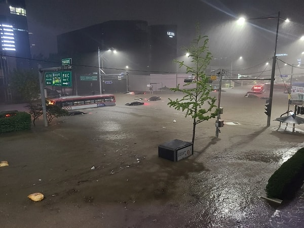 7. Seul'un güneyinde kalan oldukça merkezi bir yol burası. Artık sular altında...