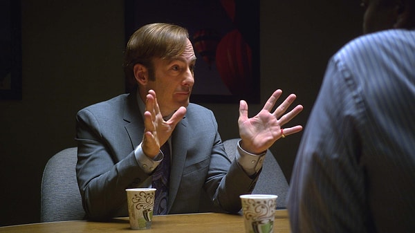6. Better Call Saul'da Jimmy'i müşterilerinden birini kurtarmak için polislere kendi uydurduğu bir fetişi anlatıyor.