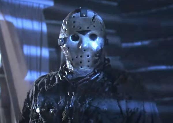 2. '13. Cuma' film serisi de en 'Halloween' serisi kadar popüler ve dikkat çekici! İzleyenler bilir ki seri katilimiz Jason Voorhees ilk başlarda kafasına uyduruk bir çanta takıyordu. Sonrasında hokey maskesiyle karakterleri döner bıçağıyla kovalamaya başladığında beynimizi yakmayı da başarmıştı.