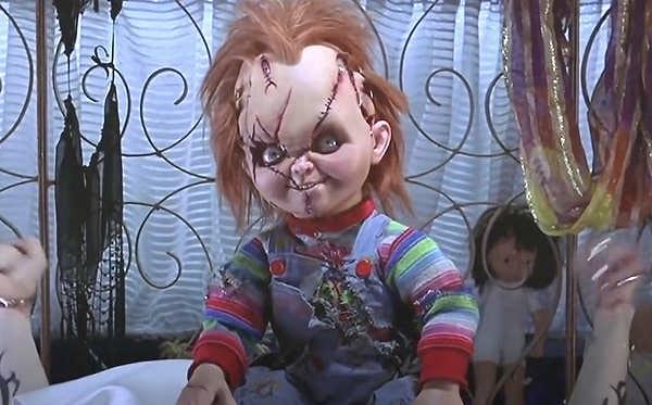 5. Sadistik özellikleriyle tanınan Chucky'ye de bir göz atalım. 1988'de çıkan ilk filminde Chucky, Charles Lee Ray adlı bir seri katil tarafından ele geçirilmiş lanetli bir bebekti.