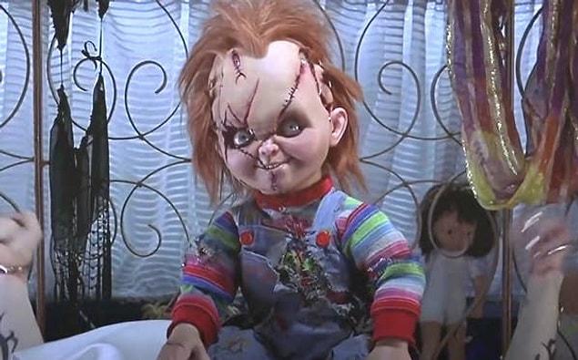 5. Regardons Chucky qui est connu pour ses traits sadiques.  Lors de ses débuts au cinéma en 1988, Chucky était un bébé hanté possédé par un tueur en série nommé Charles Lee Ray.