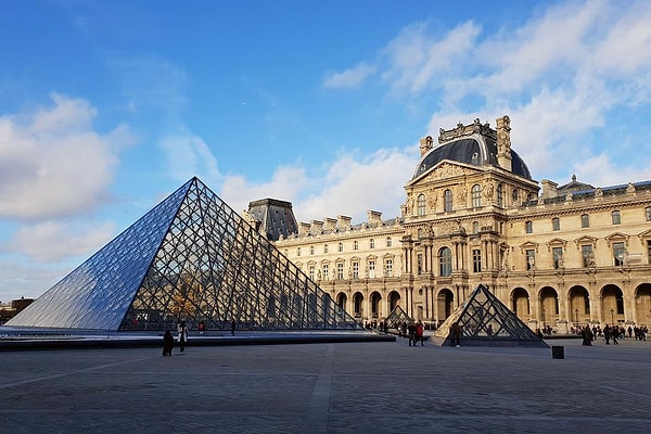 Tuval üzerine yağlı boya ile yapılan tablo günümüzde Paris’teki Louvre Müzesi’nde sergileniyor.