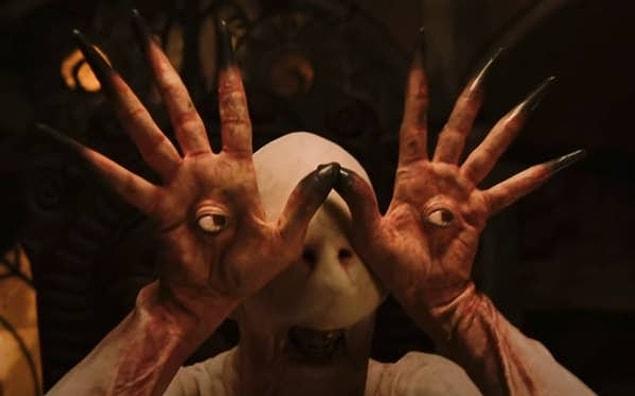 12. La créature mangeuse d'enfants 'The Pale Man' du film 'Pan's Labyrinth' a également inspiré de nombreux livres en dessinant une image terrifiante avec ses yeux dans sa main.