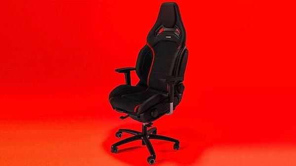 Kısa bir süre öncede ofis sandalyesini tanıtan Mercedes-AMG, kendi logosu ve kullandığı üst sınıf malzemelerle dikkat çekiyor.