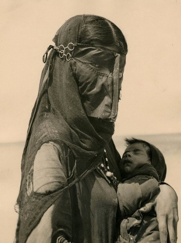 6. Kum fırtınasında yüzünü kapatan Bedevi annenin IIo Battigelli tarafından çekilen fotoğrafı - 1948: