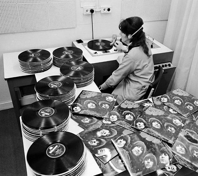 8. İngiltere'de The Beatles grubunun'Rubber Soul' albüm kopyaları kalite kontrolden geçerken - 1965: