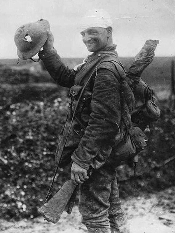 10. Yaralandıktan sonra hastaneye giderken hayatını kurtaran miğferi gösteren asker - 1917: