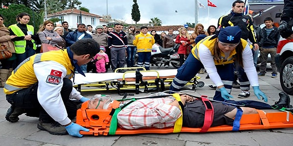 Ayşe Aşık'ın unutamadığı olaylardan biri de traktörün devrilmesiyle altında kalan iki kişiyi çevredeki insanlarla bir şekilde traktörü kaldırıp onları oradan kurtarmak.