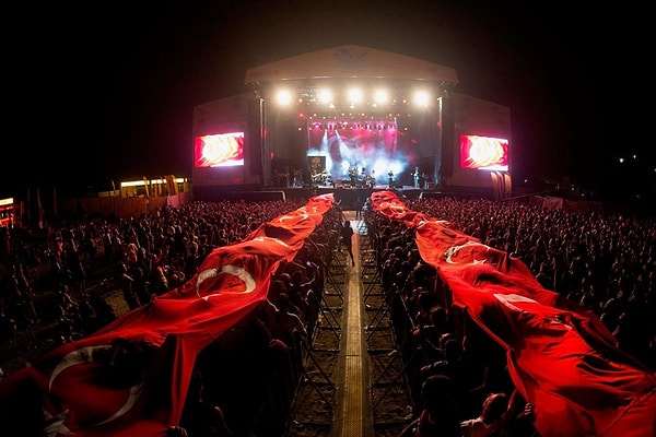 Bugün de Zeytinli Rock Festivali'nin engellendiği haberi geldi.