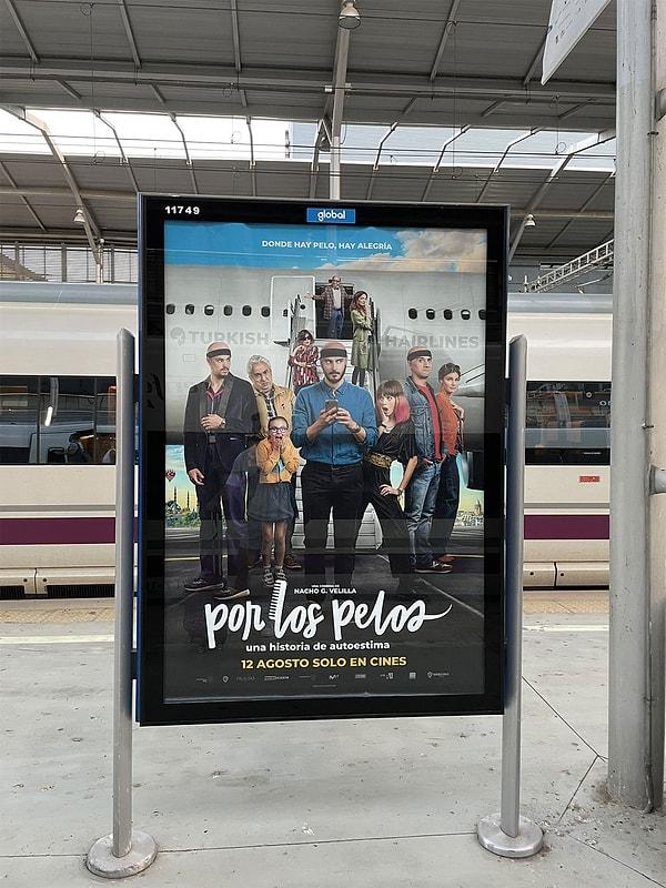 İspanyol sinemalarında bu hafta 'Por Los Pelos' adıyla komedi türünde bir film vizyona giriyor. Film, saç kıran yaşayan Seba, Rayco ve Juanjo isimli üç arkadaşın toplumsal baskıyla mücadelesini ve saç ektirmek için Türkiye'ye gelmelerini konu alıyor.