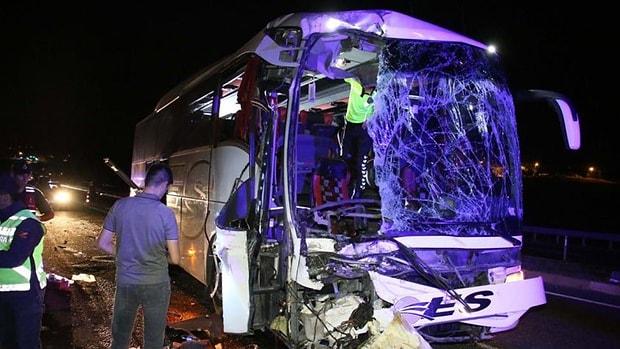 Uşak’ta Korkunç Kaza: Tır ile Yolcu Otobüsü Çarpıştı, Muavin Hayatını Kaybetti