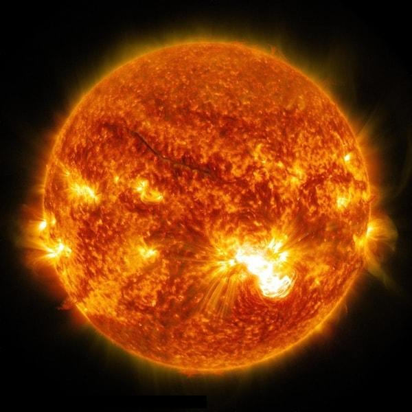 Bize en büyük yıldız gibi görünen Güneş, sadece 4.603 milyar yaşında olan ortalama büyüklükte bir yıldızdır.