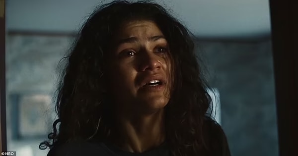 9. Euphoria’da Rue ruhsal çöküntü yaşarken annesine zalimce şeyler yaptığını anlattığı sırada Jules her şeyi duyar.