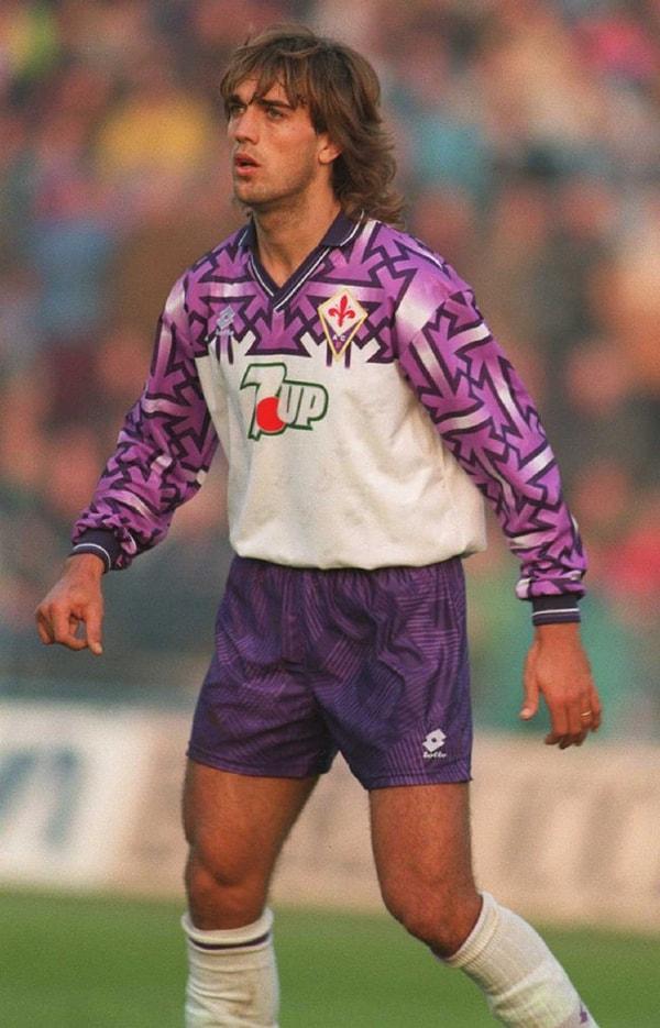 Bunlardan birisi de size göre Fiorentina'nın 1992-93 sezonunda sahaya çıkmayı düşündüğü forma olabilir. Batistuta ne giyerse yakışıyormuş ama konumuz bu değil.