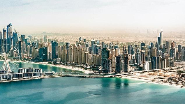 1. Öncelikle Dubai demişken şehirden bahsettiğimizi belirtmekte fayda var. BAE toplamda 7 farklı emirlikten oluşuyor ve Dubai şehri, aynı isimdeki emirliğin başkenti.
