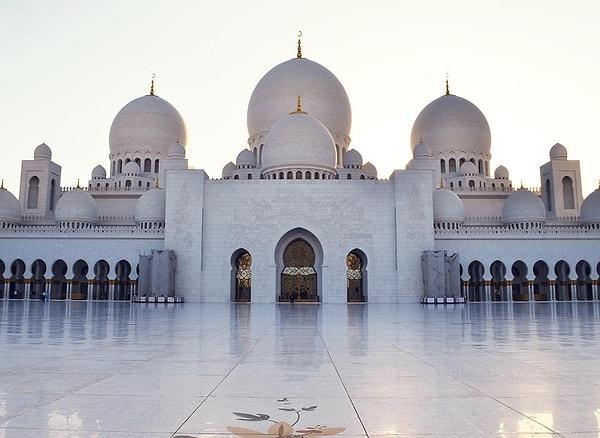 6. Yabancı nüfus fazla olmasına rağmen Birleşik Arap Emirlikleri’nin resmi dini İslam ve nüfusun yüzde 70’ini Müslümanlar oluşturuyor.
