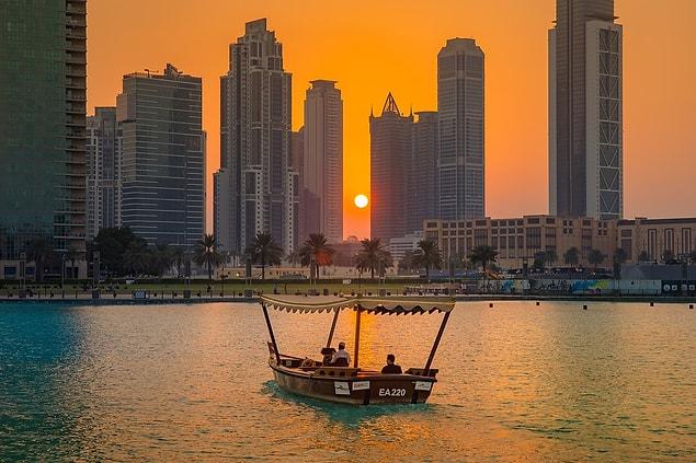 5. An itibariyle şehrin toplam nüfusu tahminen 3 milyon 386 bin kişiden oluşuyor ancak Dubai’de yaşayan insanların çoğu aslında BAE vatandaşı değil! Şehrin yarısından fazlasını Hindistan asıllı kişiler oluşturuyor.