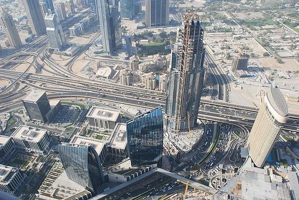21. Dubai’de hafta sonları cumartesi-pazar değil, cuma ve cumartesi günleri oluyor. Ayrıca insanların ortalama iş saatleri sabah 7 buçuk ile öğlen 3 buçuk arası.