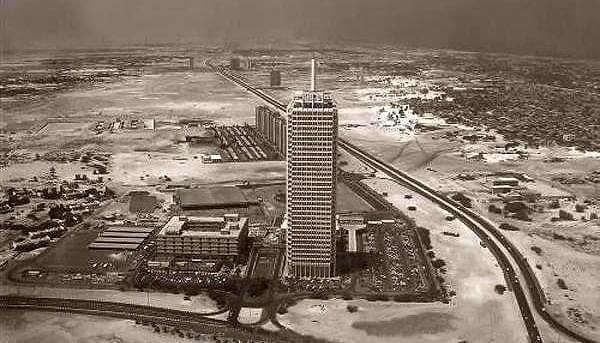 12. Dubai demişken akıllara tabii ki gökdelenler geliyor! 1991 yılında başlayan şehirleşmeden önce sadece tek bir gökdelene ev sahipliği yapan Dubai artık 215 gökdelene ve dünyanın en uzun binası Burj Khalifa’ya sahip…