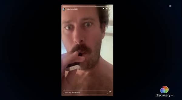 "Предполагаемые преступления Арми Хаммера - это только верхушка айсберга", - пишет Discovery+. "Благодаря архивным материалам и интервью с выжившими и членами их семей, темные и запутанные тайны семьи Хаммер выходят на свет".