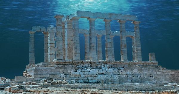 Bir zamanlar Mısır'ın en büyük limanı olan Heracleion kayıp şehri, 2000 yılında yani 2000 yılı aşkın bir süre sonra su altında keşfedildi.