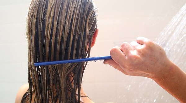 4. Yine denizden çıktıktan sonra saçlarınızı yıkarken mutlaka yumuşak sertlikte bir tarakla saçlarınızı tarayın.