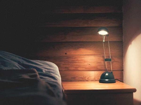 8. Gece lambası gibi elektronik cihazları yatak odanızda kullanmamaya dikkat edin. Bu cihazlar ortamdaki ısıyı artırabilir.