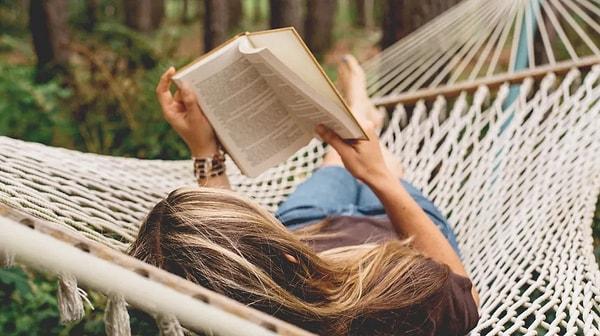 7. Yaz ayları dinlenmek için en iyi zamanlar olabilir. Uyumanıza yardımcı olması için kitap okuyabilir, enstrüman çalabilir ve kendinizi rahatlacak aktiviteler yapabilirsiniz.