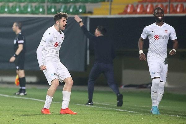 8. Beşiktaş'ın Kerem Atakan Kesgin ısrarı sürüyor. Siyah-beyazlılar, Sivasspor'la 1 milyon Euro seviyelerinde başlattığı pazarlıklarda farkı olabildiğince azalttı.