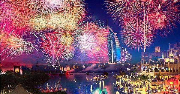 14. Manzaralardan bahsetmişken Dubai'de yeni yıl kutlamaları sırasında gökyüzünü boyayan havai fişeklere değinmeden olmaz. Bu durum aynı zamanda eleştirilse de Dubai dünyanın en büyük havai fişek şovlarına ev sahipliği yapıyor.