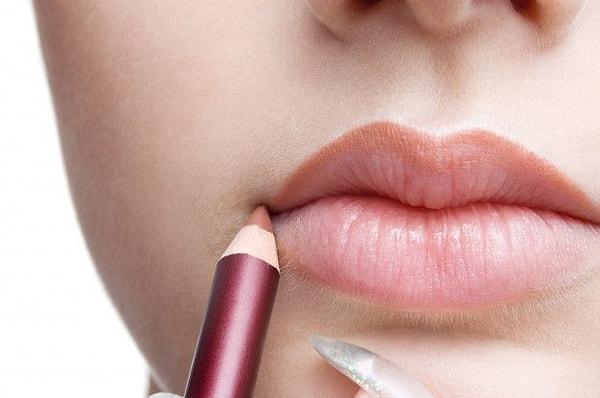 Seni daha çekici gösterecek kozmetik ürünü dudak kalemi!
