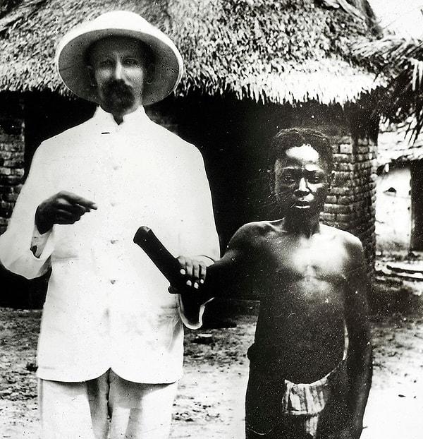 20. yüzyılın başında Edmund Dene Morel adlı bir gazeteci, Kongo'ya düzenli olarak çok sayıda silah ve mühimmat sevk edildiğini keşfetti.