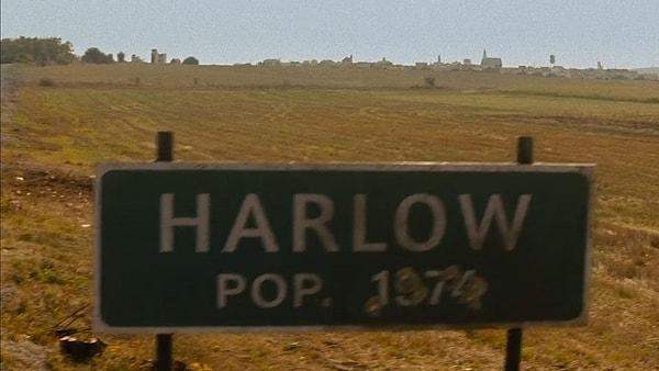 5. Teksas Katliamı (2022) filminde Harlow kasabasının 1974 kişilik bir nüfusa sahip olduğunu görüyoruz. Teksas Katliamı'nın ilk filmi 1974 yılında çıkmıştı.