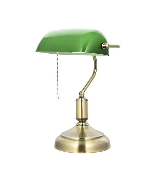 9. Yeşil banker masa lambası ile nostaljik bir tarz...