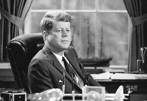 5. John F. Kennedy'nin kronik sırt ağrısı yaşıyordu. Diskektomi, enstrümantasyon ve spinal füzyon dahil olmak üzere 4 sırt ameliyatı geçirdi.