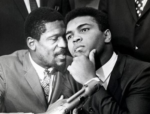 NBA efsane Bill Russell ırkçılığa karşı olan Muhammed Ali ile sıkı bir dosttu. Sahada kendisine ırkçı söylemlerde bulunanlara tam 11 şampiyonlukla cevap vermişti.