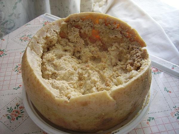 2. Casu martzu, yani kurtlu peynir! Sardinya'ya ait olan bu peynir, içinde canlı böcek larvası olan bir çeşit koyun peyniridiridir...