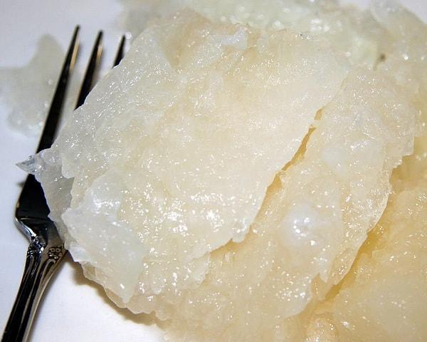 9. Lutefisk, yani jöle balık. Sodyumlu bir çözeltiye yatırılarak yumuşatılmış, jöle kıvamına getirilmiş morina balığı filetosundan elde edilen bu yemek geleneksel Norveç mutfağına ait...