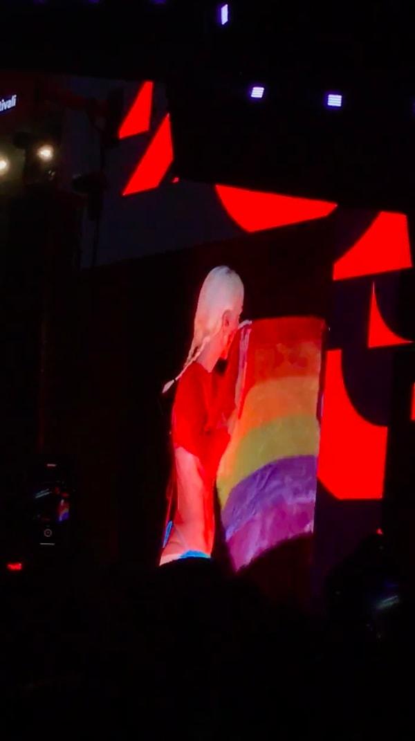 Konser sırasında LGBTI+ bayrağı açan Gülşen, bir kesimden büyük destek gördü. Fakat bayrağın açılmasına bir kesim ise tepki gösterdi. Gülşen ise 'LGBT bayrağı açtığım içinse bu kavga, en arkaya gidip izleyebilirsiniz.' dedi.