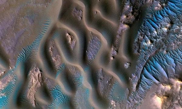 HiRise Uydusu Mars yüzeyinin 300 kilometre yukarısından, Mare Acidalium dörtgenindeki Gamboa Krateri'nin merkezine yakın, tepesinde küçük dalgacıklar bulunan kum tepelerinin bu şaşırtıcı görüntülerini çekti.