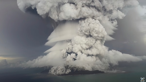 Normalde, büyük volkanik patlamalar atmosferde yansıtıcı bileşikler oluşturabilen kükürt dioksit gibi büyük miktarlarda kül ve gaz açığa çıkarırlar.