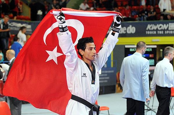 6. Olimpiyat, Dünya ve Avrupa şampiyonu olan Türk tekvandocu Servet Tazegül, 68 kiloda 2011 Dünya şampiyonu oldu. Bu gurur hepimizin!