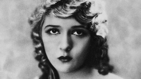 9. Plastik cerrahi 1930'larda oyuncular arasında popüler hale geldi. Sessiz film yıldızı Mary Pickford gülümsemesine engel olan başarısız bir yüz gerdirme ameliyatı oldu.