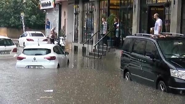 Uyarıların ardından İstanbul'da beklenen kuvvetli yağış kentin bazı noktalarında başladı.