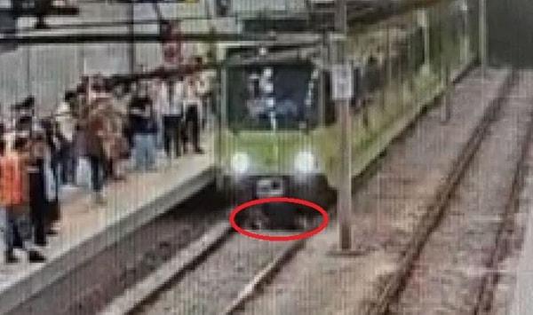 Merkez Nilüfer ilçesi BURSARAY Odunluk İstasyonu'nda, 13 Ağustos Cumartesi saat 20.00 sıralarında bekleyen yolcular arasında bulunan bir erkek kendisini metronun önüne attı.